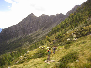 Discesa dalla Bocchetta di Campo verso il bivacco.