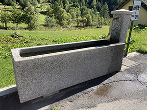 La fontana vicino al parcheggio a Canza