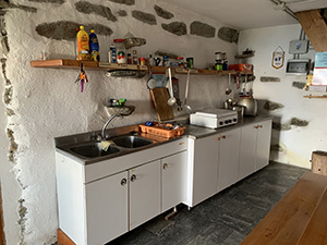 Interno del bivacco: cucina,