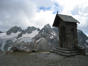 Cappella nel piazzale del rifugio