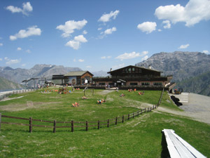 La stazione a monte della cabinovia e il rifugio