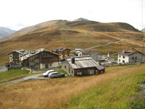 Passo dˈEira e in alto il rifugio