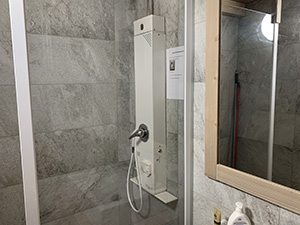Doccia con acqua calda (inserire una moneta da 2 euro)