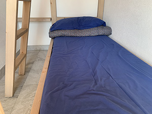 Interno del locale bivacco con due posti letto
