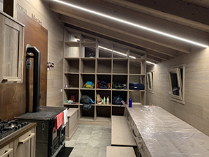 Il locale cucina e refettorio con le luci accese alla sera