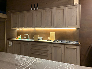 La cucina con le luci accese alla sera