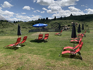 Sedie a sdraio per i clienti della malga