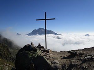 Passo di Mezzeno - sullo sfondo il M. Arera