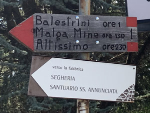 I segnavia a Borno dove inizia il percorso