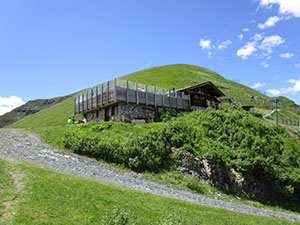 Arriviamo al Rifugio Mirtillo (sullo sfondo il M. Cavandola)