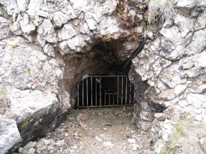 Grotta davanti al bivacco