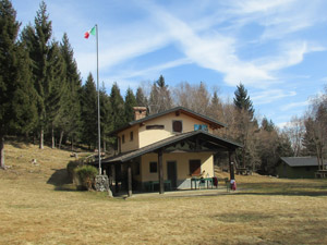 Il Rifugio Baita Alpini Molinasco senza neve