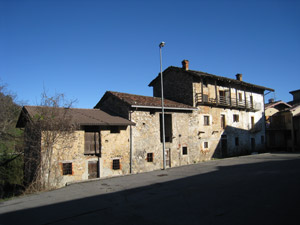 Parcheggio e cascina ad Alino