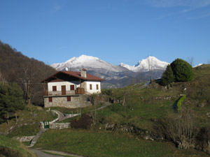 Casa dietro la quale spuntano Menna e Arera