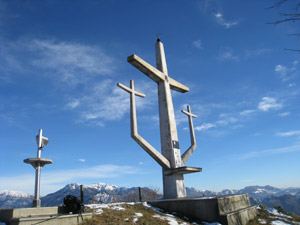 La grande tripla croce in vetta al monte