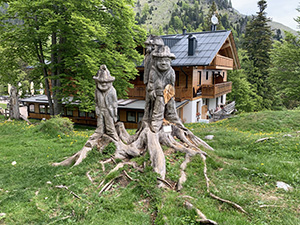 Sculture davanti al rifugio