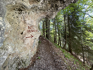 Segnavia dipinto sulla parete