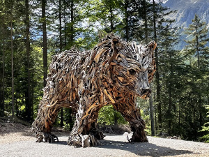 La grande scultura raffigurante un orso opera dall'artista Marco Martalar