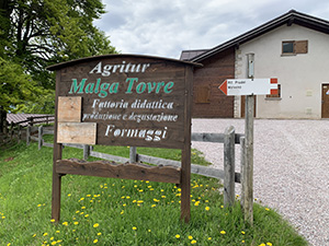Passiamo nei pressi di Malga Tovre
