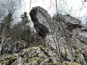 Roccia obliqua verso il sentiero