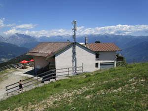 Il retro del rifugio visto dalla cima del M. Altissimo