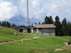 Lasciamo a destra la stradina per la  Malga Paghera