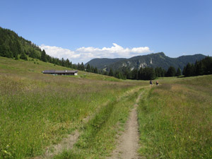 Passiamo alla destra del Rifugio Lorenzini