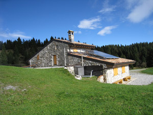 Veduta del retro del rifugio