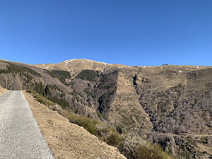 Riprendiamo la strada asfaltata con vista sul Monte Bar