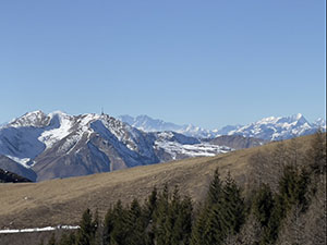 Terminato il bosco vediamo il panorama sui monti