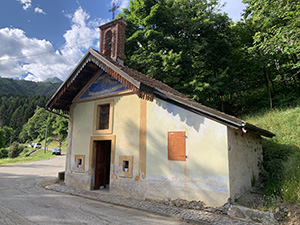 La Chiesetta dedicata alla Madonna di Oropa all'inizio del sentiero