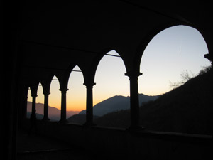 518 - Tramonto tra le colonne del Santuario