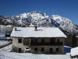 526a - Una cascina a Barbata e il Monte Alben