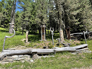 Alcune sculture all'inizio del cammino