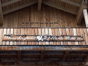 Insegna del Rifugio Monte Muro