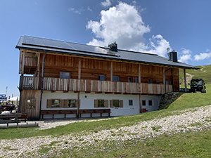 Veduta laterale del rifugio