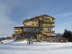 Veduta laterale del rifugio con la neve