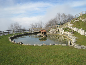 Fontana e laghetto davanti al rifugio