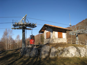 La stazione intermedia della cabinovia