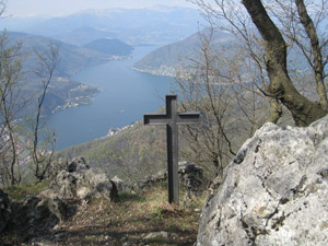 Croce in vetta al Monte Orsa e vista sul Lago di Lugano