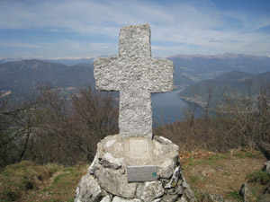 La croce in vetta al Monte Pravello