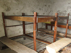 Interno del bivacco - quattro brande a castello