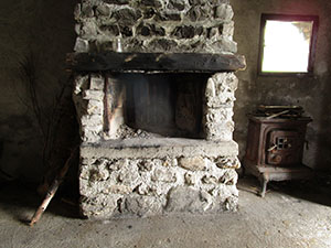 Interno del bivacco - camino e stufa