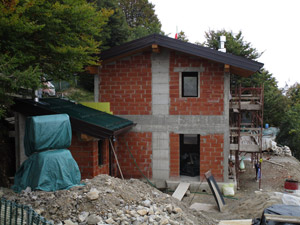 Il Rifugio in costruzione sul Monte Suchello