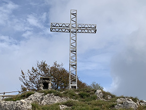 La croce sulla vetta del Monte Suchello
