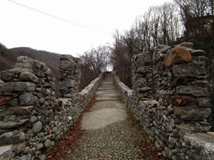 Sul vecchio ponte sul Fiume Imagna