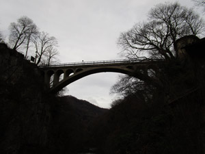 Il nuovo ponte carrozzabile visto dal basso