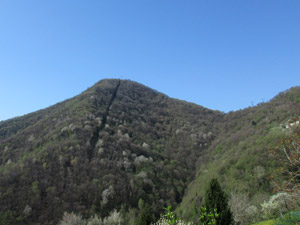Il Monte Ubione riconoscibile dal solco della teleferica