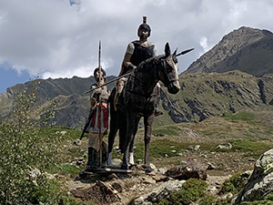 Due soldati Salassi armati di lancia, uno dei quali a cavallo