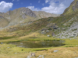 Un piccolo laghetto alla destra del rifugio